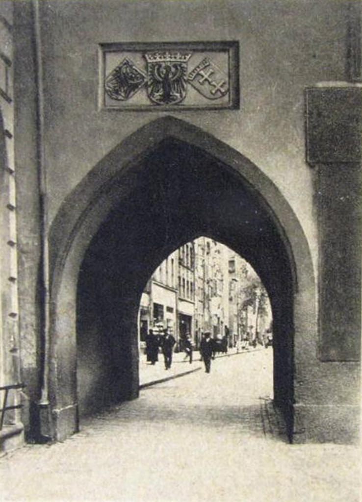 St. John’s Gate and Market Stall Gate