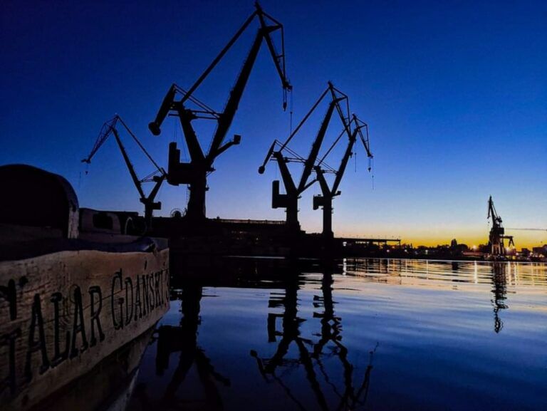 Nocny rejs galarem po stoczni
